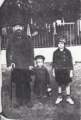 Rabbi Bezalel Epstein with daughter Celia and son Isador. Estonia, 1922.
Keywords: [E]