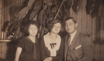 Epstein siblings. Tallinn, 1925.
Left to right: Esther Fish (Epstein), Eva (Chava) Epstein, Eli Epstein.
