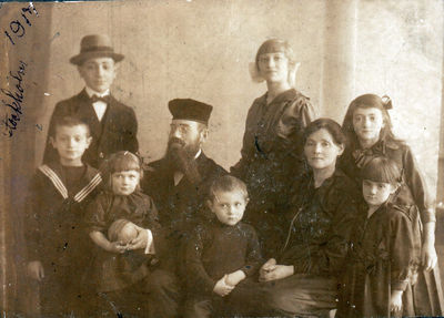 Rabbi Bezalel Epstein family. Stockholm, 1917
Left to right: Michael Epstein, Elias Epstein, Celia Epstein, Rabbi Bezalel Epstein, Jacob Epstein, Esther Fish (Epstein), Rebbitze Clara Malka Epstein, Chava Epstein, Judith Epstein.
Keywords: [E]