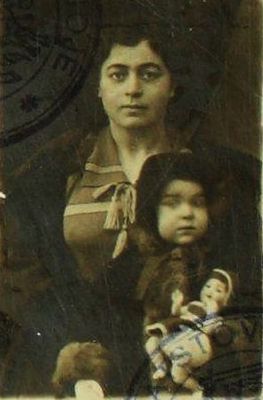 Hadassa Liebermann (Altmoner) (1889-1941 [img]http://muuseum.jewish.ee/md.gif[/img]) with daughter Sofia Savadi (Liebermann) 
