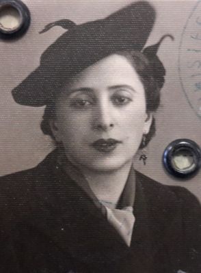 Perle Baron (Gurin, nee Vainberg) (1902-1977)
Passport picture. 
