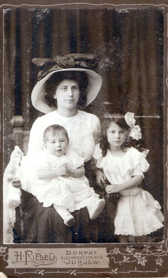 Fanni Kan (Salkind) (1882-194x [img]http://muuseum.jewish.ee/md.gif[/img]) with Aleksandr and Nata. Tartu, 1910.
