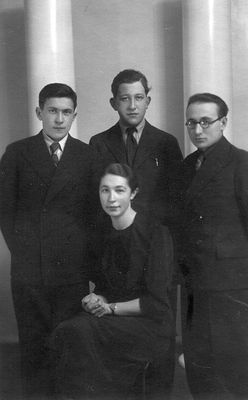 Friends - young socialists - 1937
Left to right: Meische Schimschelevitsch (1917-1941); Herman Gutkin (1919-1943); Ber Scheer (1917-1941)
Sitting: Dina Pats (Danzig) (1916-1967)
Keywords: [S] [G] [P] [D]