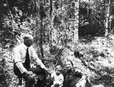 Probably Meier Goldberg and Hanna Goldberg (Gibbmann) with grandchild Aleksander Emanuel Goldberg in 1939
