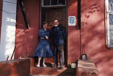 Gabbay Jakov Levin with wife in front of the Tallinn synagogue.  May 1990.
Keywords: [Religion]