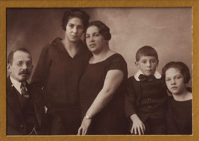 Hirschovitsch family
Left to right: Elias Hirschovitsch, Anna (Gina) Saliamonas (Heckel, nee Hirschovitsch), Sonya Hirschovitsch (Imjanitov), Ralph (Rafail) Hershaw (Hirschovitsch), Silvia Meiertal (Hirschovitsch)
