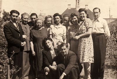 Fainmann, Teitelbaum families
Left to right: Vigdor Teitelbaum, David Fainmann, ?, Ette Fainmann (Sonik), Rutt Fainmann, Scheine Fainmann (Teitelbaum), Abram Fainmann, Dora Fainmann, Hanni Aronovitsch (Eidelkind), Aleksander Valdas. 
At bottom: Mali Gordon, Josef Fainmann
