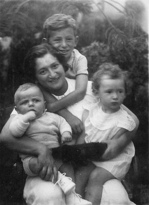 Dr Manja (Mascha) Danzig (Hilevitsch) with children.
Left to right: Son of Fenja Drujan, Mascha Hilevitsch, ?, Ira (?)
