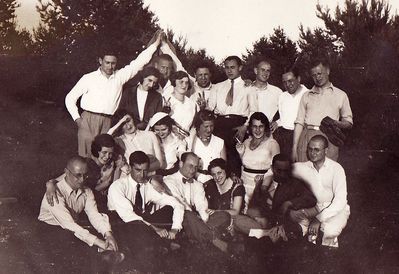 ?
Left to right.
Top: ?, ?, ?, ?, ?, ?, Josif Pakkin, ?, ?
Middle: ?, ?, ?, ?, Hanna (Ljala) Pakkin (Delsky), ?
Bottom: ?, Schmuel Saltzman?, Isak Fürst?, Rosa Fürst (Prensky)?, ?, ?
