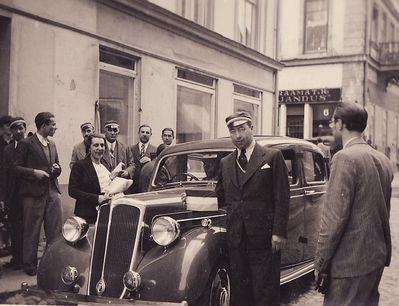 Wedding?  On the car - Limuvia flag
Second from left - Josi Pakkin?,  With flowers - Hanna (Ljalja) Pakkin (Delsky). Second from right on the back - Zali Gens.
At right with his back - Aleksandr (Sanja) Kan
