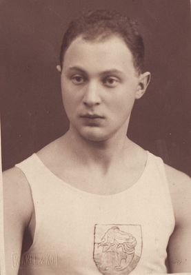 I. Aizmann
with the first Tallinn Maccabi sign
