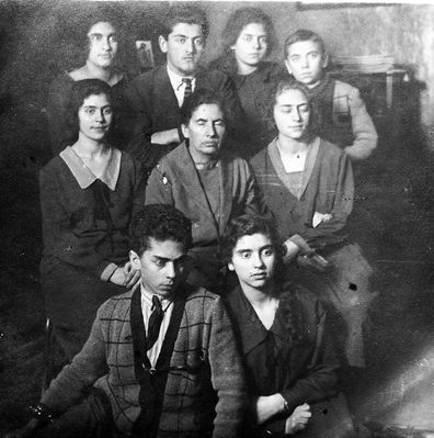 Kruskal family (Tartu) 1921
Left to right.
Top: Zipora Tabatschnik (Kruskal) 1905-1938 (1927 to Isr), Leib Kruskal 1904-1940?, Sara Rachman (Kruskal) 1910-1983 , Haim Kruskal 1913-1967)
Middle row: Hode Musin (Kruskal) 1901-1942 Riga ghetto, Taube Kruskal (Goldberg) 1874-1927, Pesja Miss (Kruskal) 1902-1989 (1925 to Isr)
Bottom row: Tuvia Kruskal 1907-1980 (1927 to Isr), Lea Goren (Kruskal) 1909-2011 
