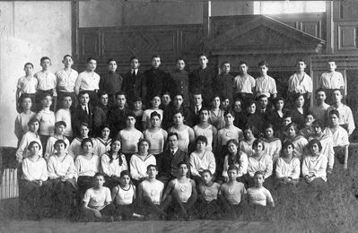 Tartu Maccabee team - 1922 (?)
Left to right.
First row (on the floor): Jakov Selmanovitsch, Izhak Furmanski, Shlomo Kaplan, Hirsch Goldov, Leo Tatarker, Meyerovitsch, Reuven Murschak
Second row: Zenzipper, Tasja Amitan, Gilinov, Meilach, Pesse Kruskal, Gymnastics teacher Engelbrecht, Prisant (Lurje), Lena Amitan, Berta Lurje, Goldov, Boruhov
Third row: Slatkin, Epstein, ?, Sonja Furmanski, Mosche Rubin, Avraham Kropman, Boris Kropman, Slatkin, Prisant, Ronja Gelb, Ester Pasternak, Rebekka Gor, Kruskal, behind: Berta Volf, Goldov, Murschak
Fourth row: Sorkin, Hirschovitsch, Jakov Flaks, Slatkin, Shaul Hasin, Jakov Dobruschkes, Ella Selmanovitsch, Koke Lurje, Jerachmiel Schadzunski, Herman Dobruschkes, Lea Vilenski, Ljeva Dobruschkes, Hode Kruskal, Tamara Sorkin, Riva Vigodski, Reuven Selmanovitsch, Sonja Selmanovitsch, Rebecca Zimbler, Jakov Morein, Josef Goldberg
Fifth row: Kats, Movscha Leisermann, Jeirus, Eliahu Selmanovitsch, Idel Jakobson, ?, Ratenberg, Schike Gor, Mosche Selmanovitsch, ?, ?, Smolenski, Kaplan, Abram Levitin 
