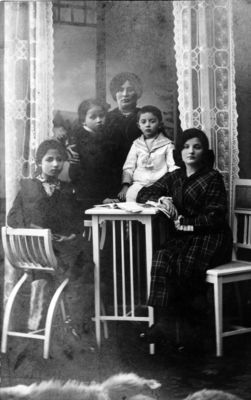 Gor family (Tartu) - 1919/20
Left to right. On top - Dora (Dvora) Gor (?). Small children: Riva and Rafael. Sitting at left Bluma Selde Gor. 
