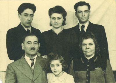 Nechamtschin and Rybka families.
Left to right. Standing: Jeschua Nechamtschin, Sara Nechamtscin (Rybka), Aron Rybka
Sitting: Jakob  Rybka, Ljuba Nechamtschin, Riva Rybka (Ratschik)
Keywords: [R]