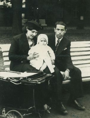 Schloime Nechamtschin family. 1938, Pärnu
Elena Nechamtschin (Koikson), Eeva Nihamtšin, Schloime Nechamtschin
