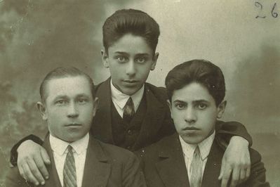 Nechamtschin brothers.
Left to right: ?, Jeshua Nechamtschin, Schloime Nechamtschin
