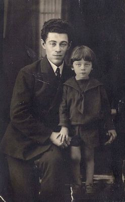 Abram-Leib Kuritski (1902-1976) with son Ruven (1922-1991)
Narva, around 1925
