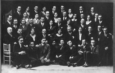 Akademischer Verein Tartu - 1929
Left to right.
Bottom row:
II from bottom: Mark Kolovski, Naftali (Kolja) Gens, ?, ?, Anja Bakscht (Dickman), Nosson Gens?,
II row from the top, second - Pesse Kruskal
III row from top: Boris Bakscht, ?, ?, ?, ?, ?, ?, ?, Mischa Kaplan 
