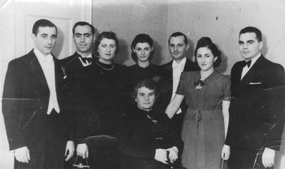 Schein family
Left to right.
Efraim Schein, Herzl Schein, Nani Schein, Etti Majofes (Schein), Sascha Schein, Ljuba Schein (Citron), Menasche Schein
Sitting: Rosa Schein (Kantor) 
