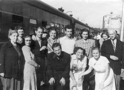 Majofes, Smolenski, Koslovski, Eidus etc in Balti jaam after Sima Majofes visit to Tallinn ~ 1957
Left to right: Gitta Heiman, Etti Majofes (Schein), Fanny Smolenski, Jascha Koslovski, Sima Majofes, Boris Smolenski, Lea Eidus, Riva Zivjan, Herman Zivjan
Bottom: Teffi Majofes, Sonja Furmanski, Sonja Feinmann 
Keywords: [S] [K] [E]