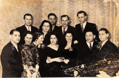 Aronovitsch, Meiertal, Koslovski. Picture taken in 1959 in Jakob Aranovitsch place at Pronksi str. in Tallinn. On the occasion of Meri Smolensk visit from Finland.
Top row; Jakob Aranovitsc, Mirjam-Debora Dobrõš (Meiertal), Peisach Meiertal, Herman (Hirsch) Meiertal, Hone Aronovitsch
Bottom row: Markus (Maks) Koslovski, Zenni Stein (Aronovitsch), Sonja Vesset (Koslovski), Meri Smolenski (Aronovitsch), Raja Bam (Koslovski), Isak Meiertal, Jakob Koslovski.
