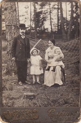 Simon-Meyer Goldmann with family. 1913.
Left to right: Simon-Meyer Goldmann (1874-1943), Jette Goldmann (1910-1914), Berta Goldmann (Taich) (1882-1972), Fanny Kljas (Goldmann) (1912-2010) 
