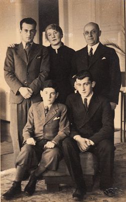 Ginizisky family on the eve of Sascha's departure to Palestine. 1.12.1935. Tartu
Left to right.
Standing: Aleksander (Sasha) Gini (Ginizisky), Genja (Dveira) Ginizisky (Usvansky), Leib Ginizisky
Sitting: Simon (Senja) Ginizisky, Michail Ginizisky 
