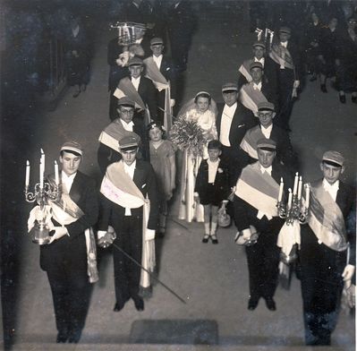 1935. Abram Kropman wedding. Tartu.
Abram and Ester Kropman (Pitel) with an escort from Hasmonea.
Keywords: [K] [weddings]