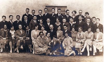 Tallinn  zionist activists with Aleksander Goldstein from Keren Ha'Yisod (May 1929)
Left to right.
Top row: ?, Gershanovitsch, ?, Abram Danzig, Osja Itzoch, Lenya Aisenstadt, ?, Anna Klas (Gurevitsch), Eliahu Kirschbaum, Miriam Usvanski (Gabovitsch)
II from top: ?, Pesach Pats, ?, ?, ?, Anya Girson (Rybak), Leo Epstein, Anna Hoff, Wolf Geruchmanov, Vitya Klompus, Misha Gutman, Temin, Nosson Eidus, ?
Sitting: Anna Migdal, ?, Rosa Klompus, Totti Pakkin, Emma Friedman (Jakobson), Mery Scher, A. Goldstein, ?, Avram Neuschloss, Fanny Glickman (Jakobson), Dora Haitov, Dora Kabalkin, ?
Bottom: Yamima Rom (Gurevitsch), Dina Neuschloss, Bluma Rubanovitsch (Gabovitsch), Zenja Epstein 
