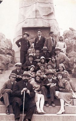 Tallinn - 1930 TJG 4th graduation year students in Kadriorg
In front Kantor Gurevitsch
