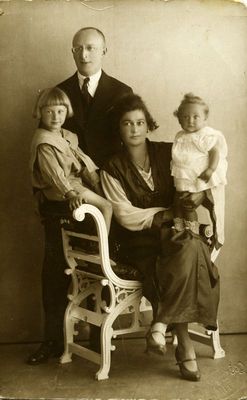 Milly (Michla) Samuel (Krakusen) (1884-1941 [img]http://muuseum.jewish.ee/md.gif[/img])
Abram and Milly Samuel with sons Jeremia and Harry.
