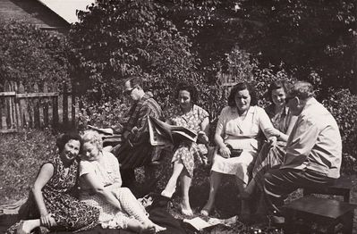 Summer vacation. ~ 1958. Võsu.
Left to righ: Raja Meiertal (Citron), Gerta Markovitsch (Habicht), Herman Meiertal, Reni Klas (Citron), Zippa Levin (Bovschover), Marina Melamed (Meiertal), Benno Markovitsch
Keywords: [M] [C] [L]