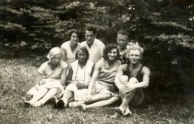 Group Tallinn Kalev sportsmen. 1930.
Left to right. In front: H. Stranberg, Erika Mägi-Toomsalu, Sara Teitelbaum, W. Tõnisson
Rare row: Sara Herzenberg (Buras), Schmuel Haitov, ? 
