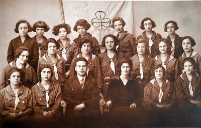 Tartu 1926
Left to right.
First row: Sara Kruskal, Lea Kruskal, Abrasha Kropman, Hode Kruskal.

Hashomer Hazair flag with three fig leaves and the slogan "Ole Valmis (be prepared)".

