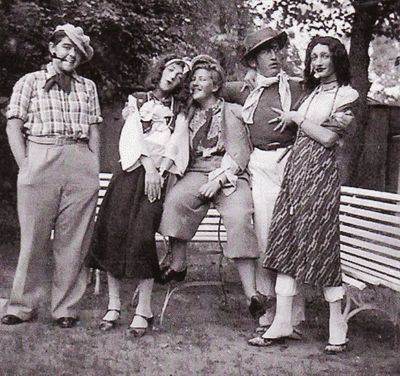 "Carnival" - September 1935.
Left to right - Sofa Sawadi (Lieberman), Osip Benenson, Renata Aisenstadt (Gutkin), Herman Gutkin, Aleksander Aisenstadt.
Keywords: [A] [G] [B]