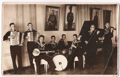 Miinilaeva "Suurup" orkester - 1931, Tallinn
Piano - Raimond Valgre, violin (at right) - Artur Ranne, percussions - Markus Dubrovkin (4th from left)
