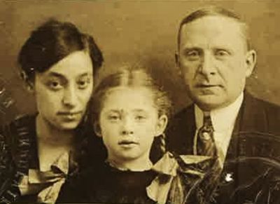 Ralph (Rafail) Lewis (Levinovitsch) family
Mildred Levinovitsch (Schachne), Edna Lewis, Ralph Lewis
