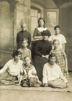 Valga - 1920. Valga german school V class. ~ 1920
First from right in the upper row is Eva Schartup.
The names on the back side: H. Schames, S. Martinenko, H. Zieler, B. Liebermann, M. Klee, S. Liebermann, I. Zaune, E. Gross 
Keywords: [S]