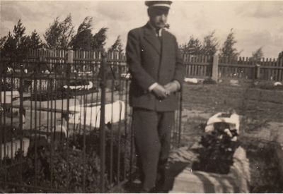 Jehuda Itzhoch by his mother's (Lea Itzoch (Skoka)) grave. Tallinn. 1931. 
