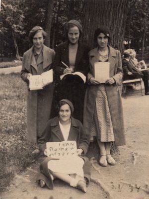 Tallinn - 1934, After Hebrew examination - 13.5.1934.
Left to right: Sara Levenschus (Schats), Resi Goldmann (Vassermann), Riva Nesher (Itzoch)
Bottom: Njusa Passov
