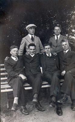 Army friends. 1.7.1933.
Israel itzoch sitting second from left. Readable names on the back side: R. Kaarmann, E. Sperling, V (N?). Kattai
