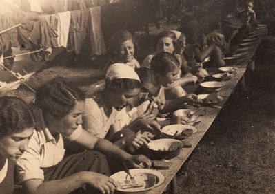 Mahane in Saaremaa. 20.7.1935.
First from left - Riva Nesher (Itzoch)
