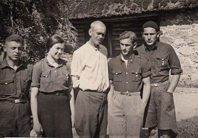 Hachshara. VIII.1936  
Left to right: Teffi Smolenski, Riva Kaplan, Owner of the farm (?), Schura Sverdlov, David Bakscht
