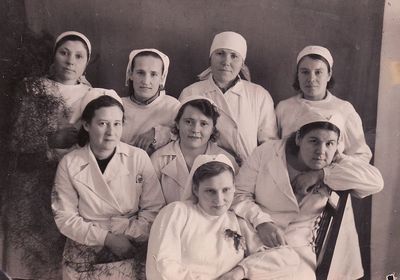 Schein (Kaplan) Rosa (1900-1981) in a dental clinic in Bakchar, Tomsk oblast. Around 1944.
Rosa Schein sitting from left.
