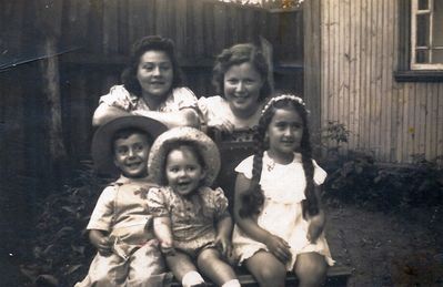 First cousins. 1939.
Left to right: Rochel Bakscht (Grinstan), Mascha Levin (Grinstan)
Children: Aba Hasin, Ita Vigodski, Lia Lurje (Saks)
