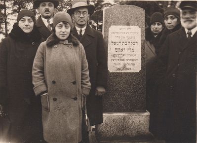 Saks family at Riva Saks (Goldberg) grave in Valga
Left to right: Sara Katz (Berman), David Saks, Zilla Slomka, Moissei Saks, Miri Slomka?, Haja Hene Ring (Saks), Judel Saks
