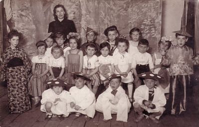 Tallinn Hebrew kindergarten
Miriam Schulklepper with children
