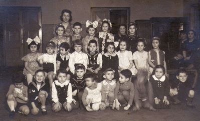 Tallinn Hebrew kindergarten
Miriam Schampal (Schulklepper) with children
