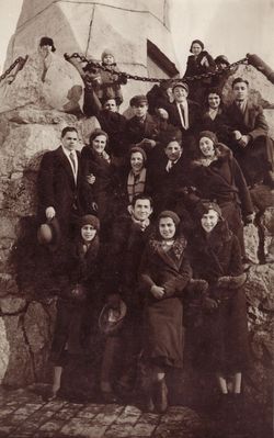 Tallinn - 1933. TJG 1933 graduation class - Kadriorg 28.3.1932 
Left to righ.
Top row: ?, ?, ?, Berta Danzig (Itskovitsch), ?
Middle row: Menasche Schein, Sara Bujanover (Citron), Miriam Schampal (Schulklepper), ?, ?
Bottom row: Hanni Lopavok (Strasch), ?, ?, Frida Kon (Schats) 
